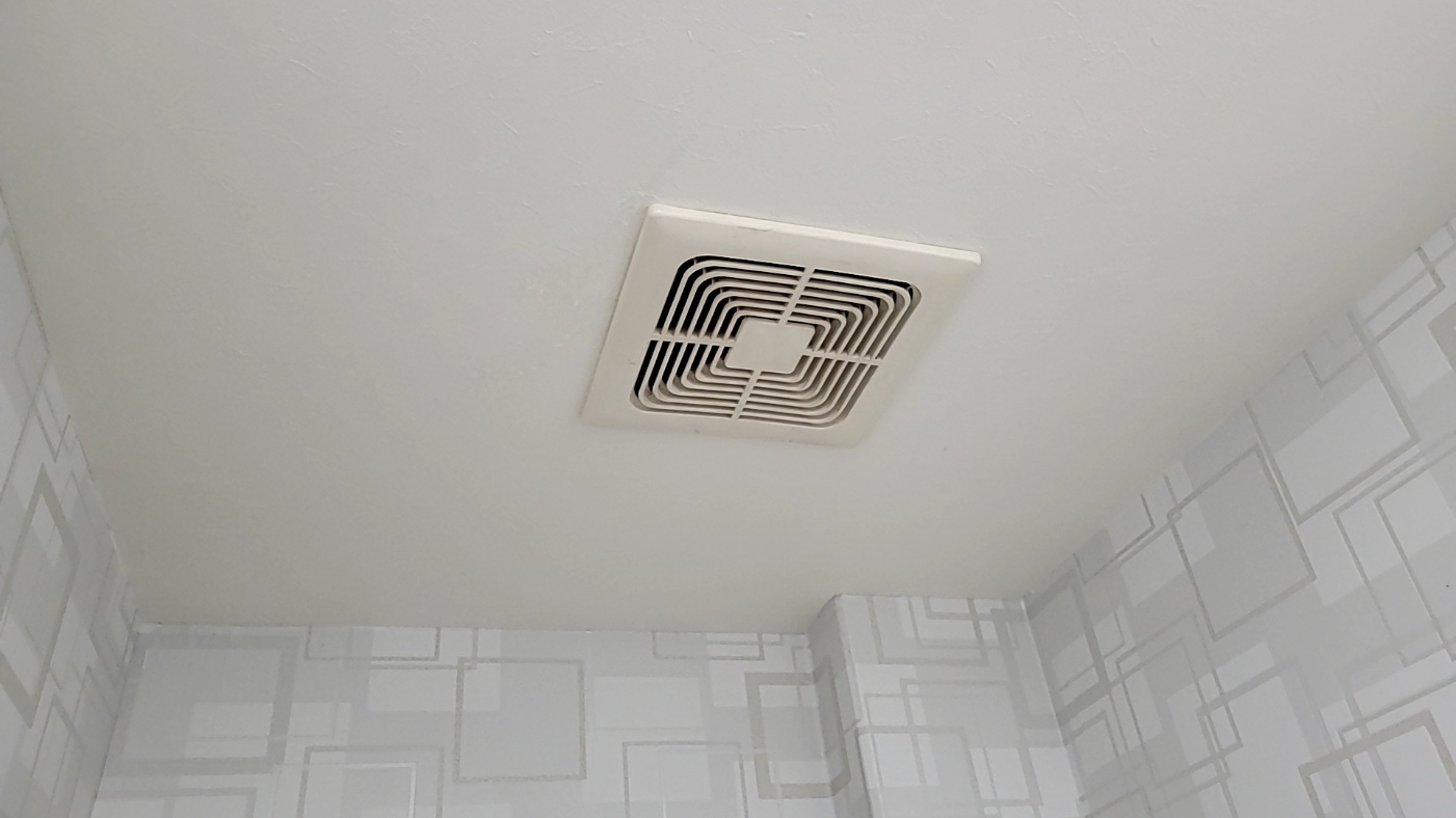 津島市トイレ天井換気扇取換工事